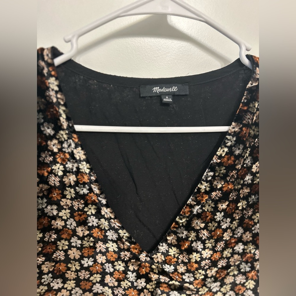 Like New Madewell Velvet Tulip-Sleeve Ruffle Top in Petite Bloom - Picture 6 of 12